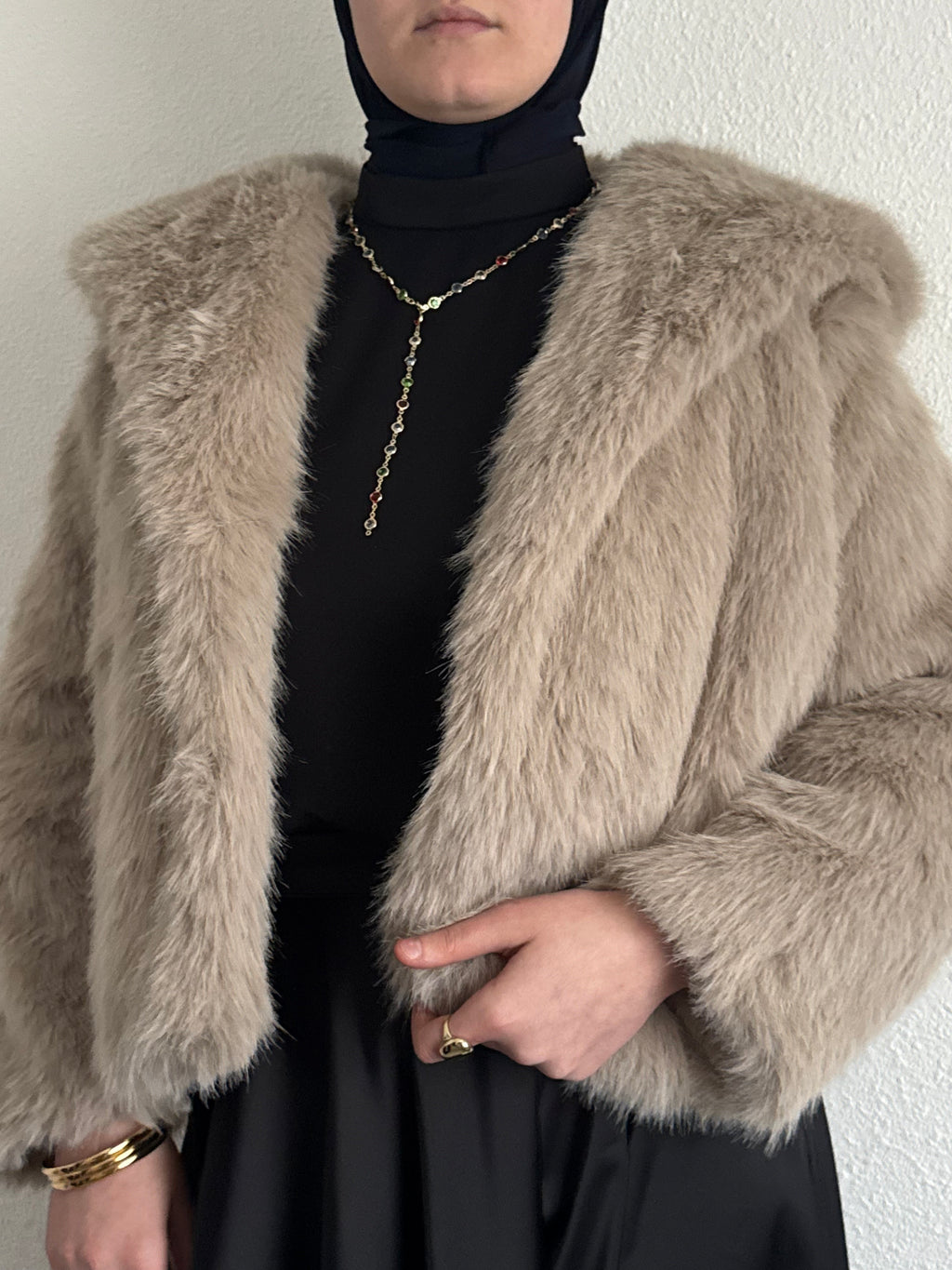 Manteau court à fourrure avec ceinture