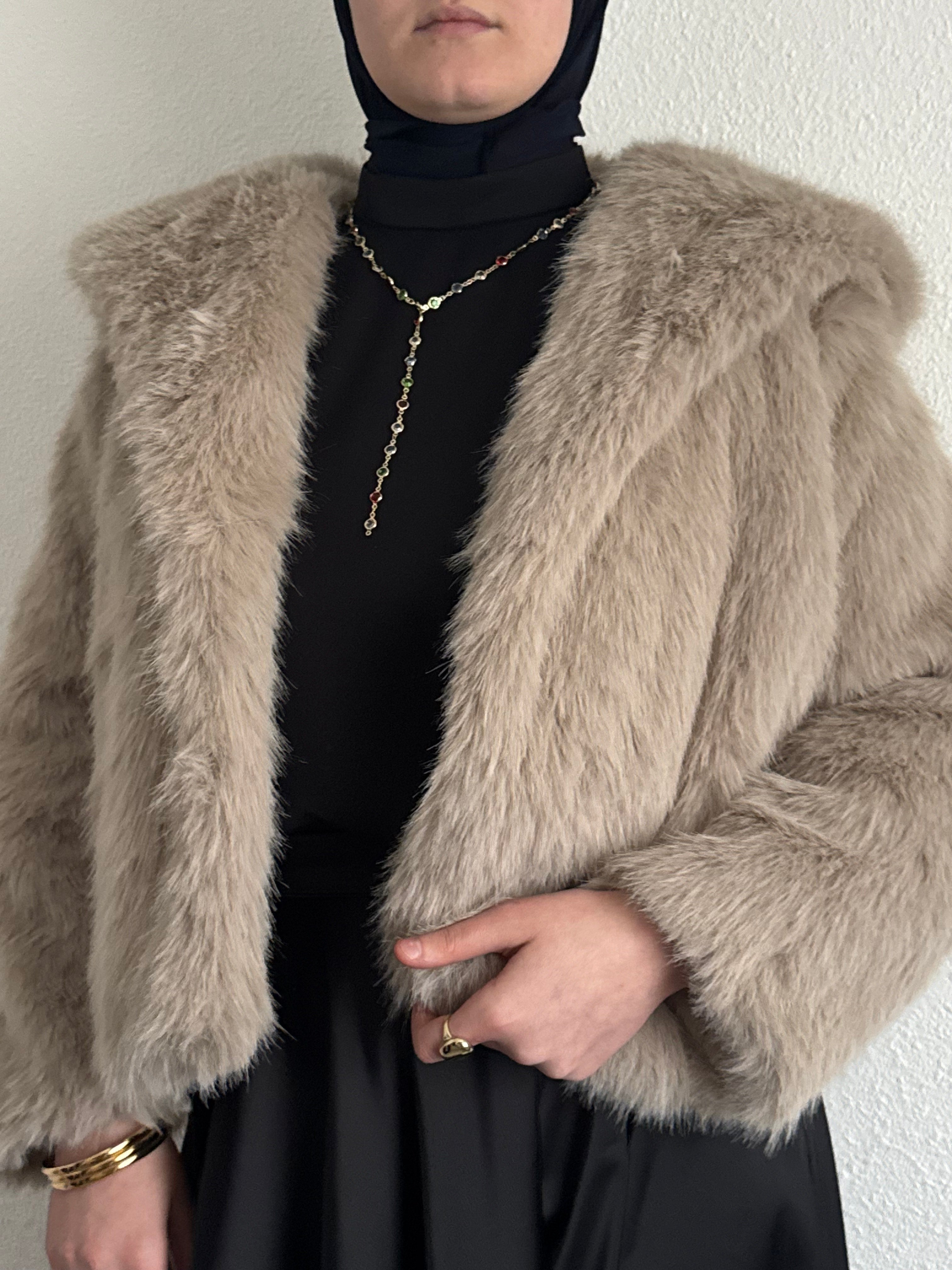 Manteau court à fourrure avec ceinture