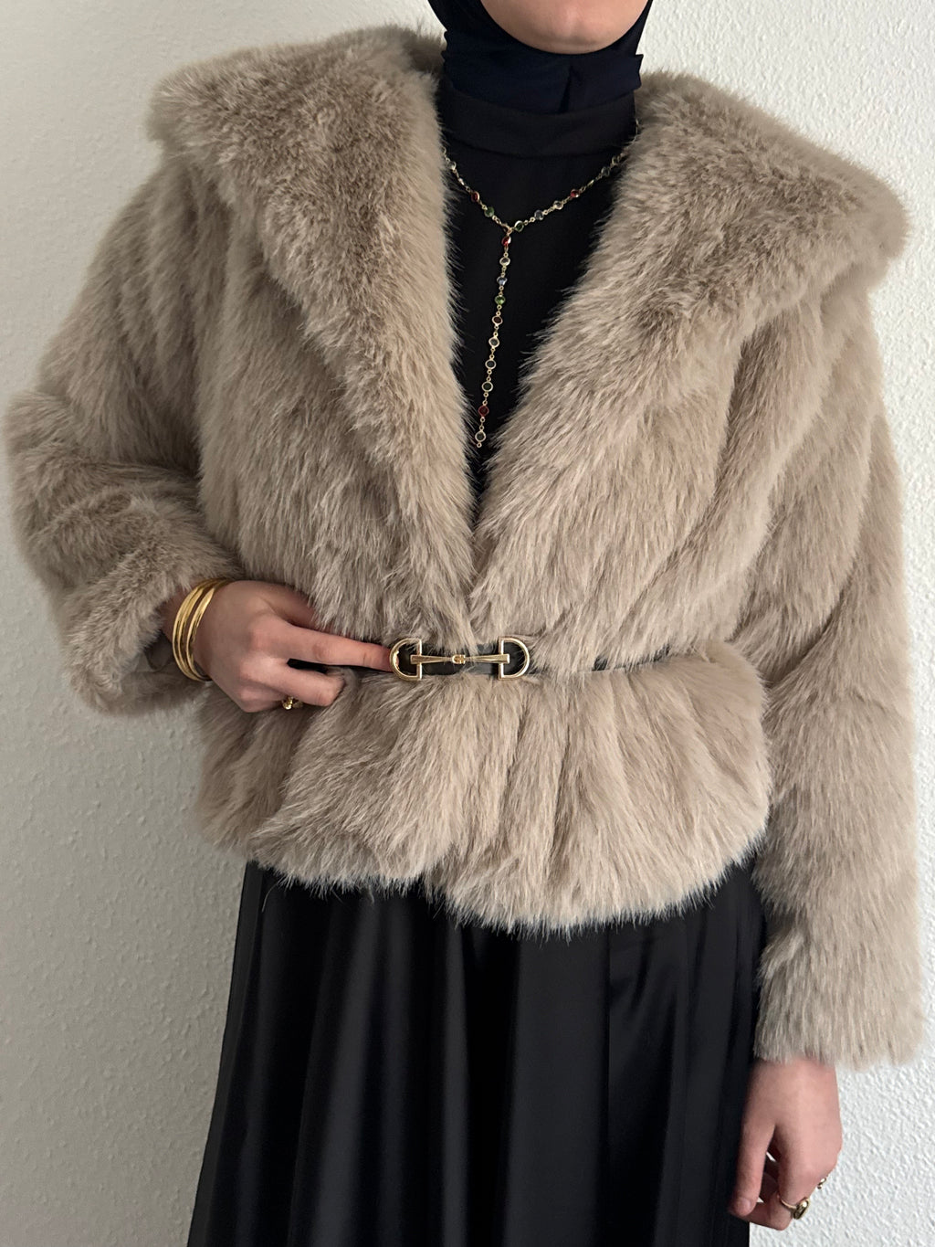 Manteau court à fourrure avec ceinture