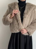 Manteau court à fourrure avec ceinture