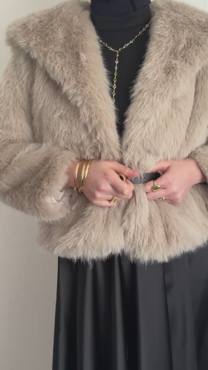 Manteau court à fourrure avec ceinture